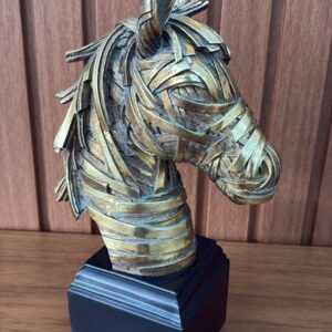 Estátua cavalo dourado