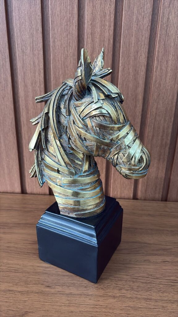 Estátua cavalo dourado